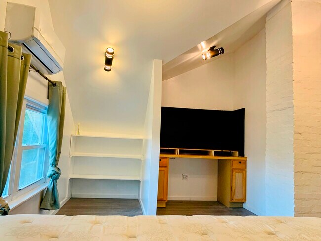 Building Photo - 5830 Holmes St