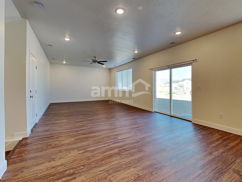 Building Photo - 259 N Dry Crk Rd