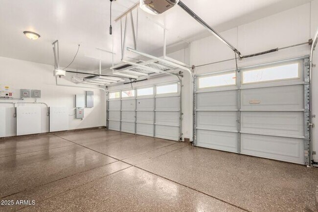 Building Photo - Stunning 4 bedroom, 3 bathroom home in the...