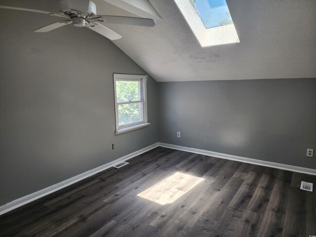 Building Photo - 1009 Bay Dr