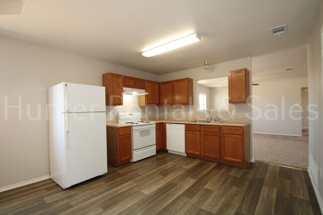 Building Photo - Spacious!