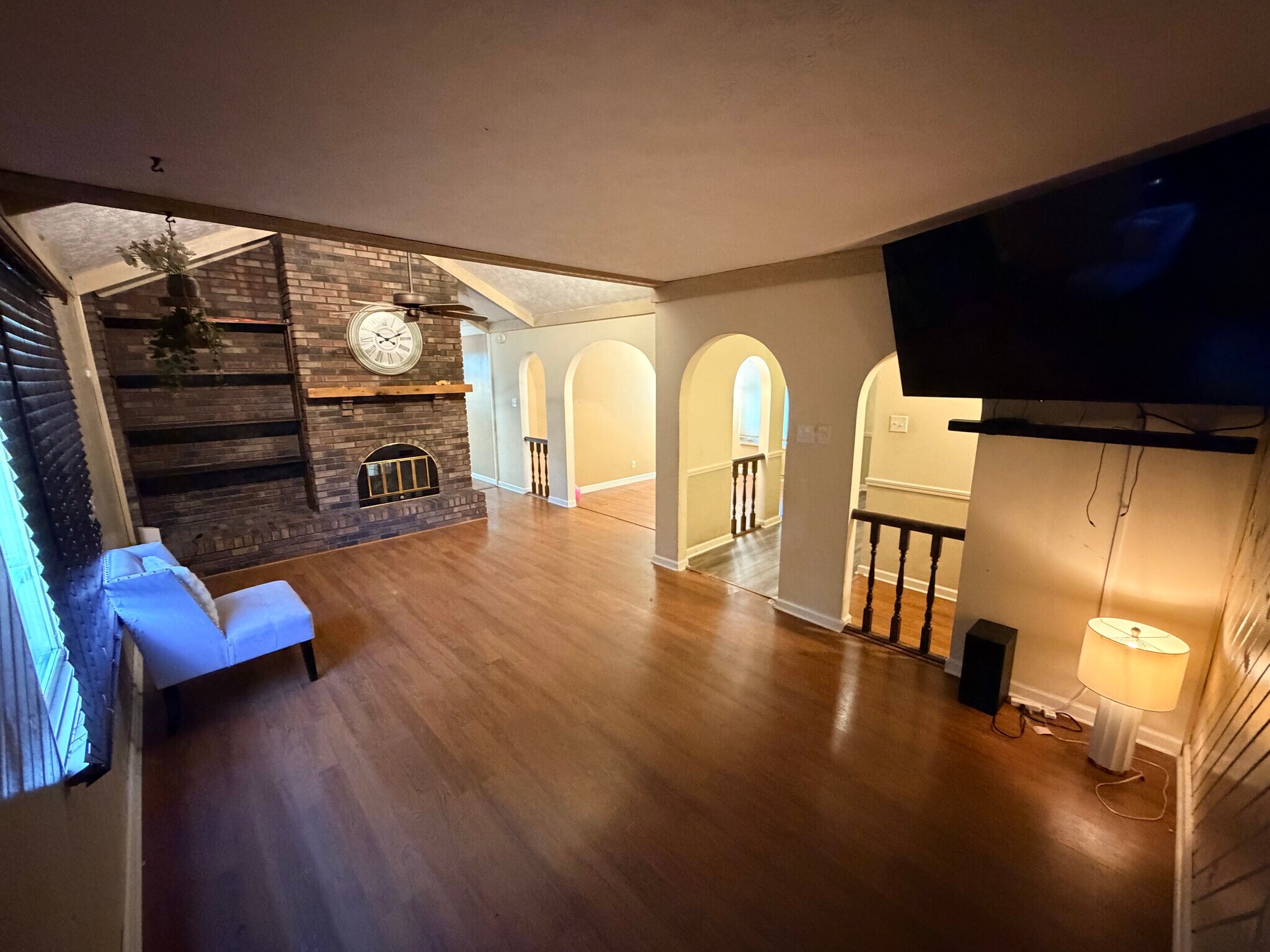 Building Photo - 548 Queenswood Dr