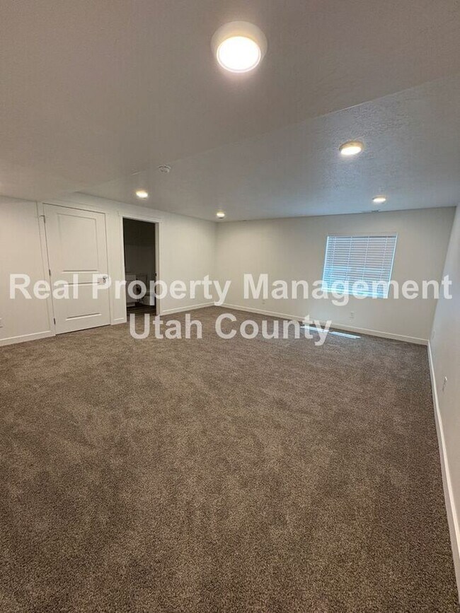 Building Photo - 837 E Oakum Ln