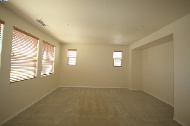 Building Photo - 549 Chaparral Loop