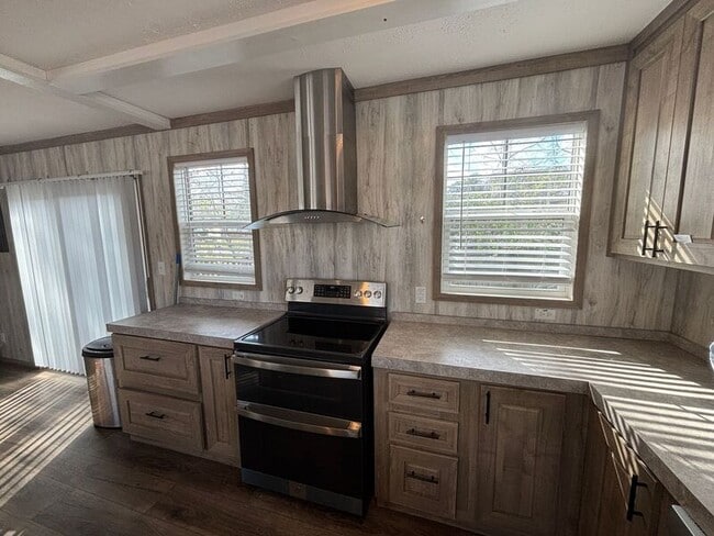 Building Photo - 8907 Deerwood Dr