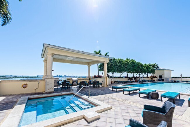 Building Photo - 2650 Lake Shore Dr