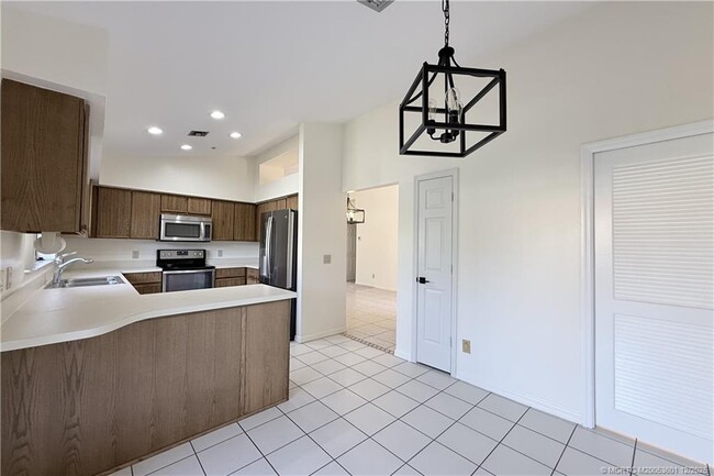 Building Photo - 3012 SW Mariposa Cir