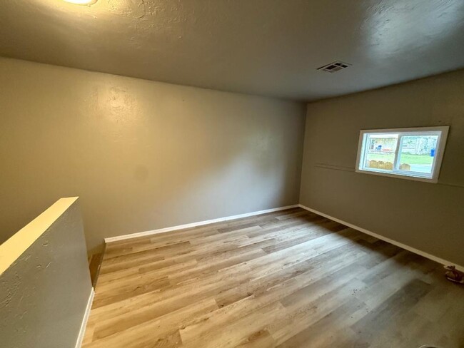 Building Photo - Available NOW! 2 Bed Plus Bonus Room 1 Bat...