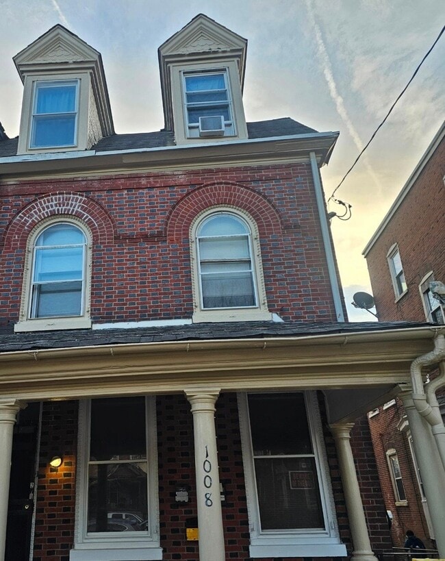 Building Photo - 1008 W Main St