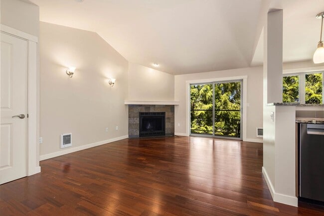 Building Photo - Updated Condo Close to Downtown Redmond and Microsoft!