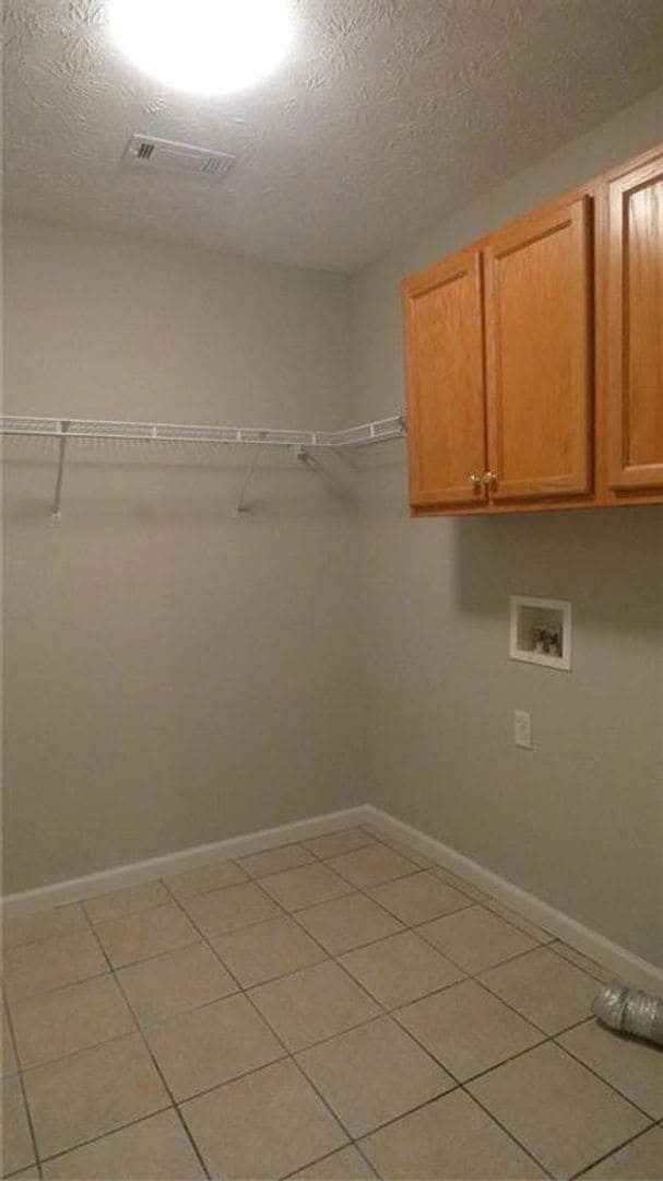 Building Photo - 2 bed/2 bath end unit in Gainesville