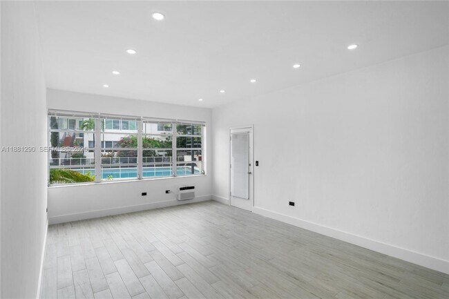 Building Photo - 4710 Pine Tree Dr