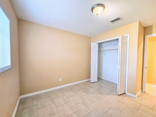 Building Photo - Move-in Ready 3 BR & 2 BA