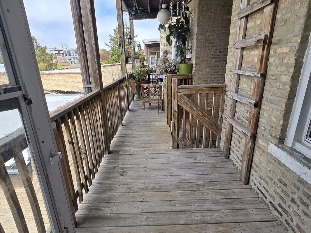 Building Photo - 7458 N Greenview Ave