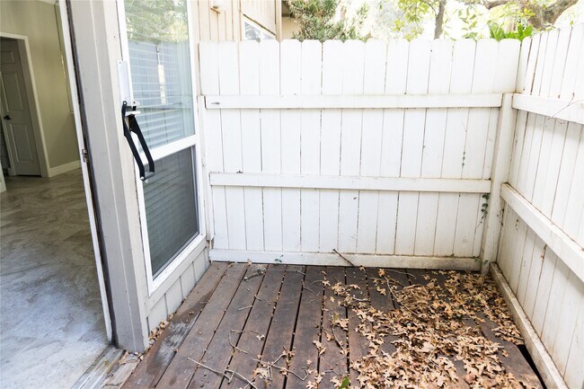 Building Photo - 2100 Tanglewilde St