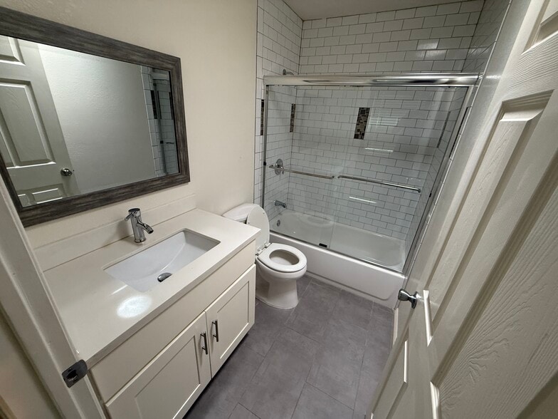 Building Photo - 1493 W 47th St