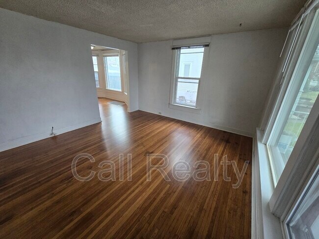 Building Photo - 1028 E Mission Ave