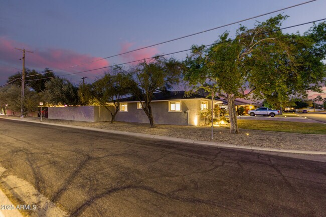 Building Photo - 1422 W Orange Dr