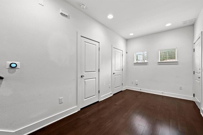 Building Photo - 1000 Muse Ln