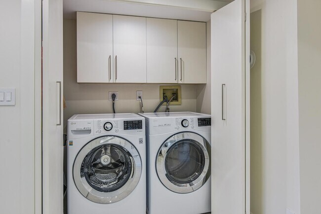 Building Photo - 100 SE 5th Ave