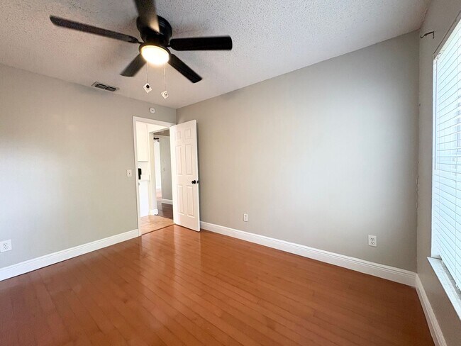 Building Photo - 690 Roaring Dr