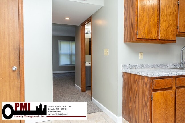 Building Photo - 3 Bedroom and 1.5 bathroom Duplex for rent