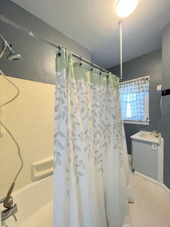 Building Photo - Clean 1 bedroom home