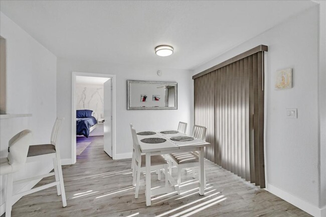 Building Photo - 555 E Silverado Ranch Blvd