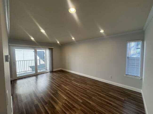 Building Photo - Gorgeous Lower End Unit with Inside Laundry Available Now!