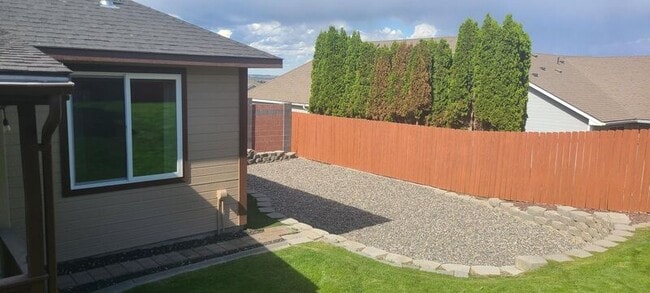 Building Photo - 463 Anthony Dr