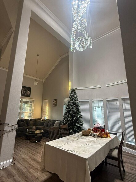 Building Photo - 15572 Yarberry Dr