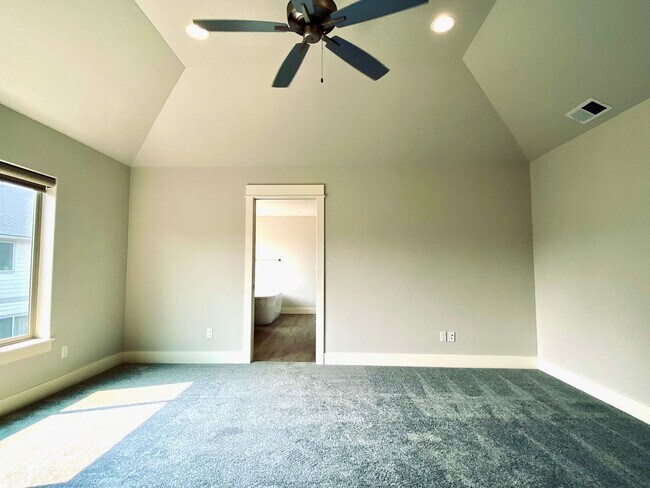 Building Photo - 3BR SE Bend home in great neighborhood wit...