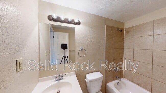 Building Photo - 3014 Mallard Dr