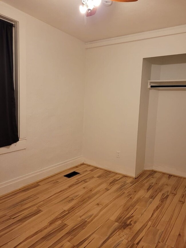 Building Photo - 3 Bedroom/2 Bathroom Salt Lake City