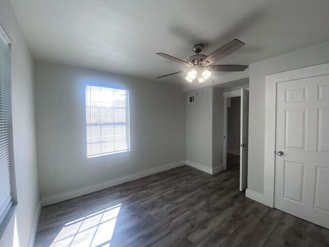 Building Photo - AVAILABLE NOW 2 BD/1 BA HOUSE FOR RENT! UN...