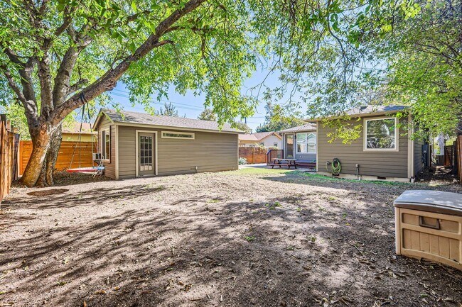 Building Photo - 1204 W St Johns Ave