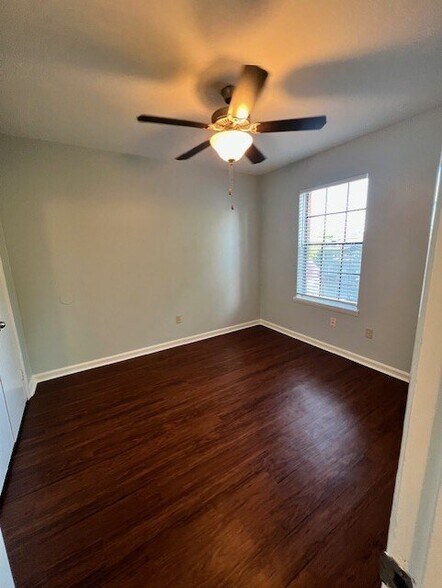 Building Photo - 503 E 6th St