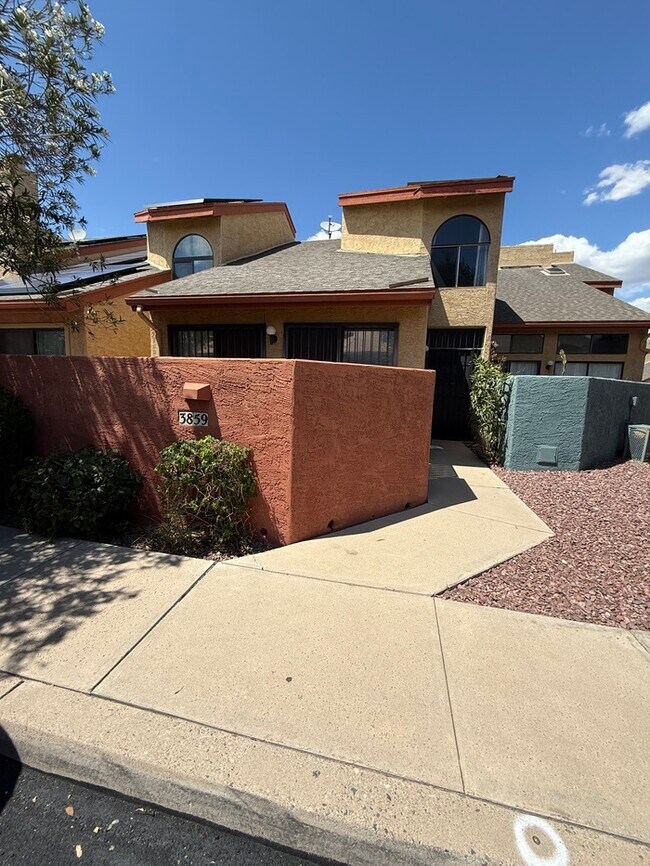 Building Photo - Town Home For Rent