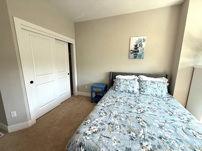 Building Photo - 12053 NW Weaver Ln