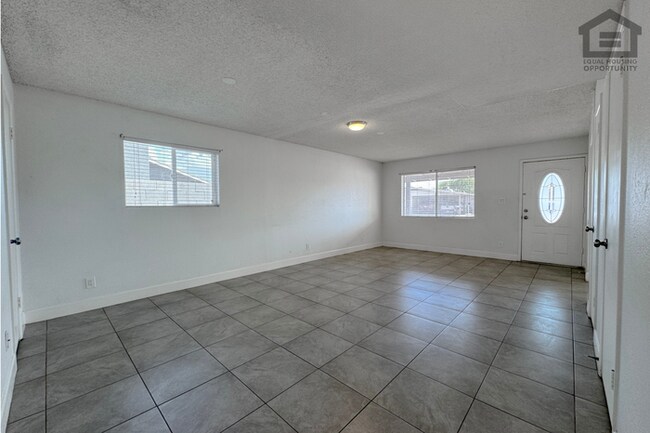 Building Photo - 4Bed/2Bath House at Chandler Blvd/McQueen Rd! Ready for Immediate Move-In! – NO HOA!
