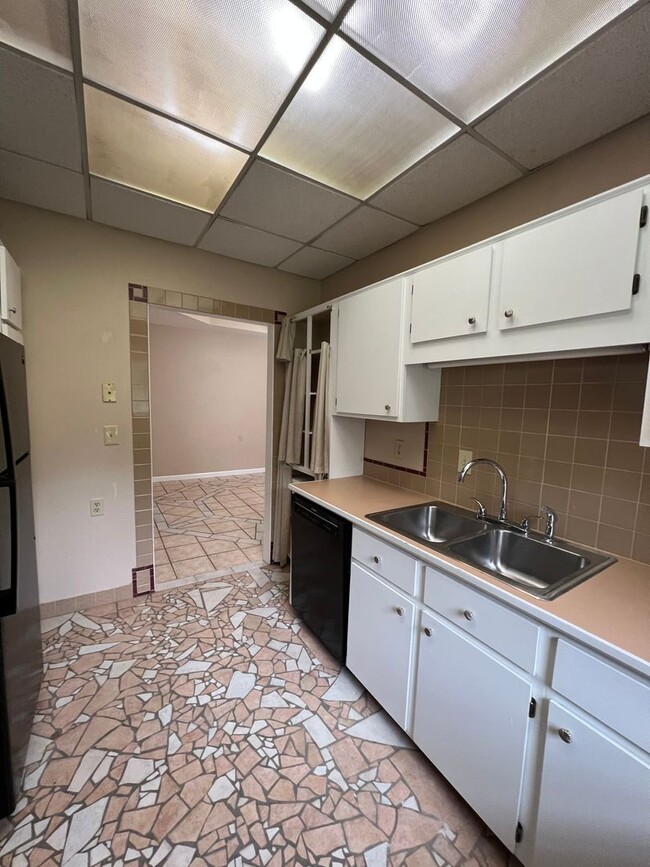 Building Photo - 3 Bedroom, 1 Bath Home