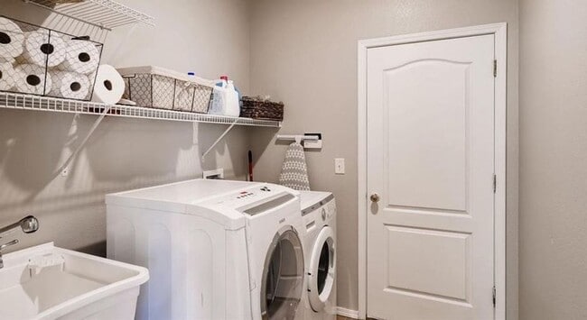 Building Photo - 6 month lease available! D20 5bdrm Home on...