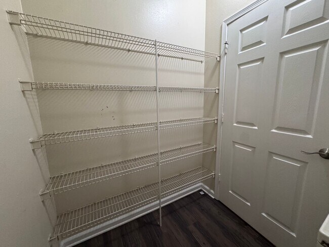 Building Photo - Move In Special! 2 Bed / 2 Bath Upstairs C...