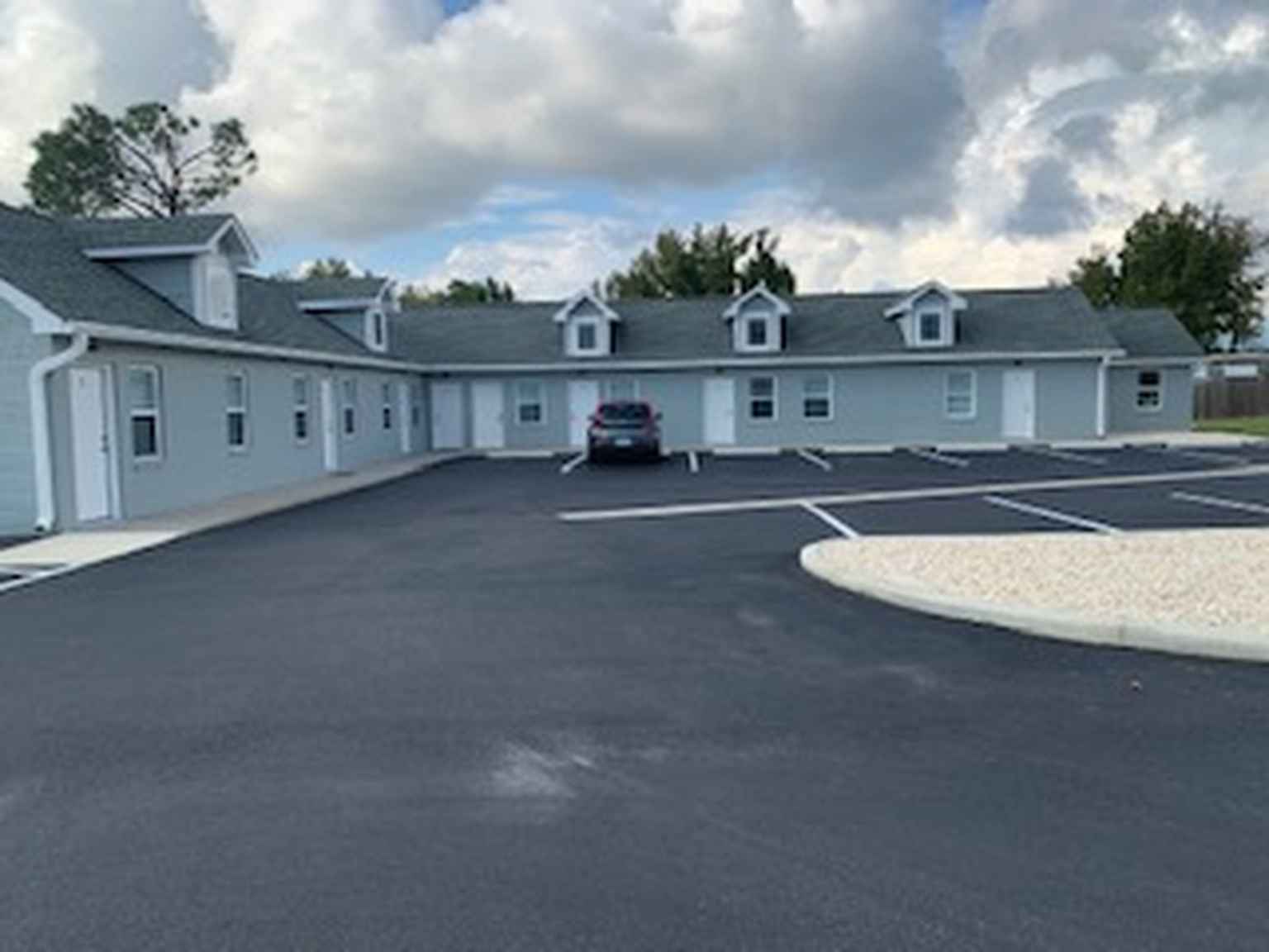 Spacious Parking Area - 412 E Nunnally St