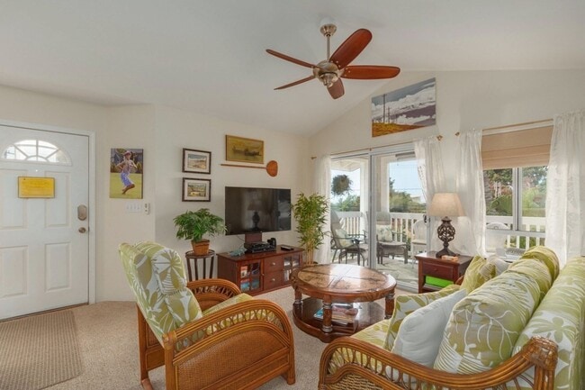Building Photo - 2 bedroom 2 bath furnished upstairs condo ...