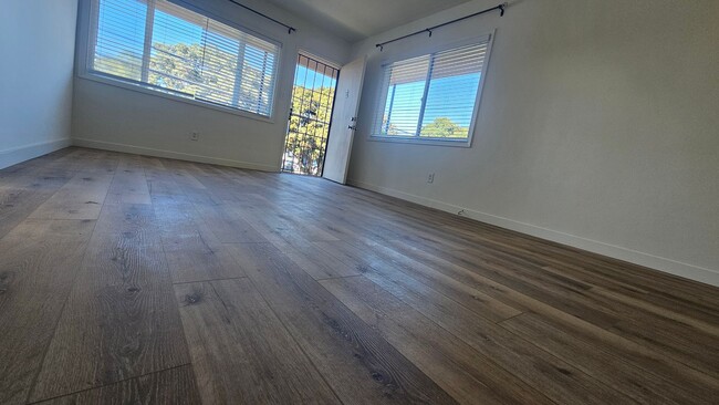 Building Photo - 210901