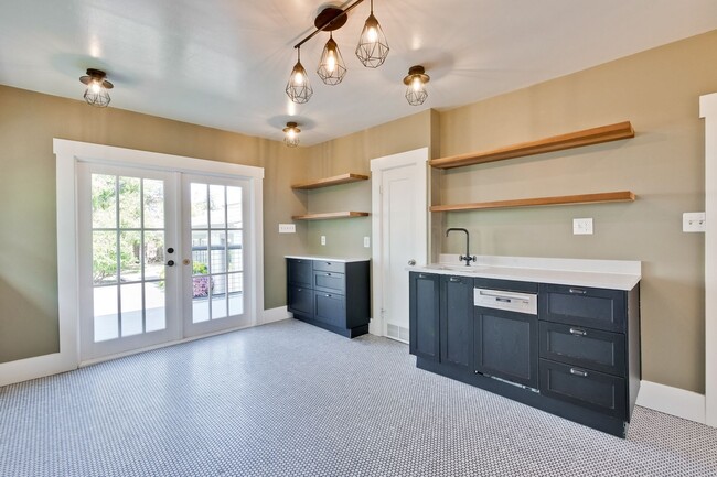 Building Photo - Updated Bungalow located in Downtown Redwood City & 15 miles from SF International Airport