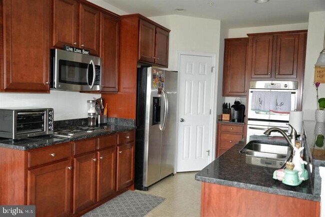 Building Photo - 43857 Kingston Station Terrace