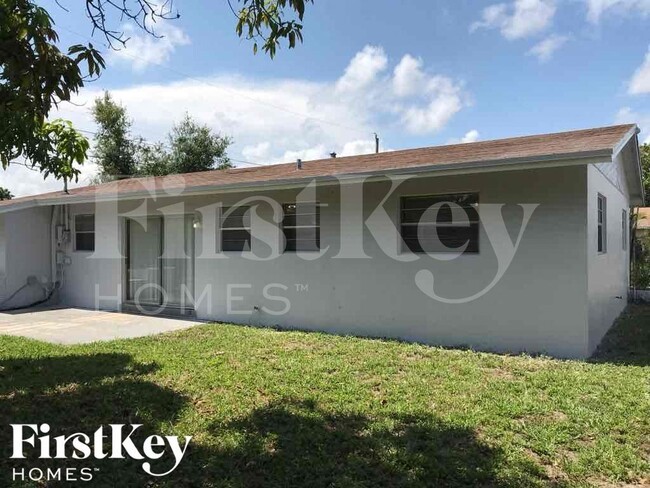 Building Photo - 2840 SW 2nd Ct