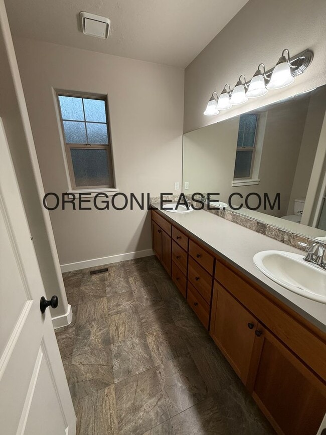 Building Photo - 3 bedroom 2 bath River rd home